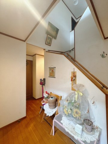 【中古戸建】羽生市大字上新郷の玄関|■玄関｜「玄関から、我が家を心地よく。自然の風や光を感じられる気持ちのいい玄関へ♪」