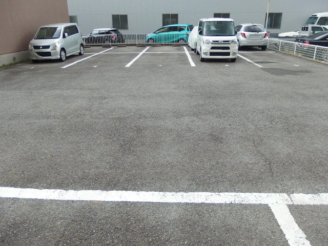 ファミールＫの駐車場