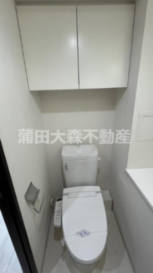 ヴォーガコルテ大森北のトイレ|棚収納と温水暖房便座付きのトイレ