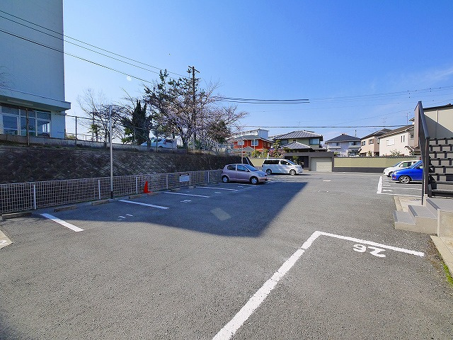 ルミエール　A棟（六条）の駐車場