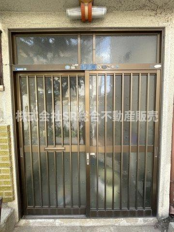 大蓮東5丁目中古戸建の玄関|東大阪市に密着した当社では、多種多様な不動産をご紹介することが可能です。
投資向け物件は弊社にお任せ下さいませ。

