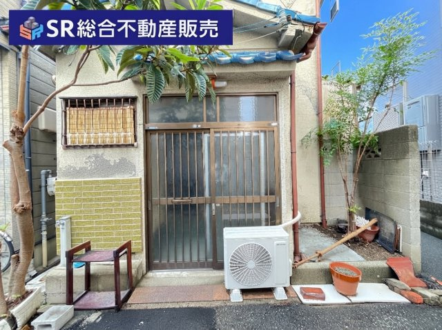 大蓮東5丁目中古戸建の玄関|東大阪市に密着した当社では、多種多様な不動産をご紹介することが可能です。
投資向け物件は弊社にお任せ下さいませ。
