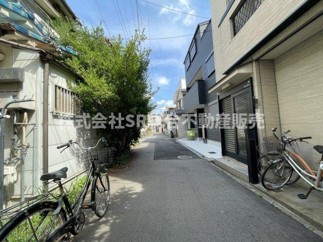 大蓮東5丁目中古戸建の前面道路含む現地写真|弊社は、工務店と関係強化を徹底し、世界情勢やナフサショックの影響を受けずに材料確保を行い、納期も遅れることがございませんので、心配ご無用です！お気軽にご相談下さい。