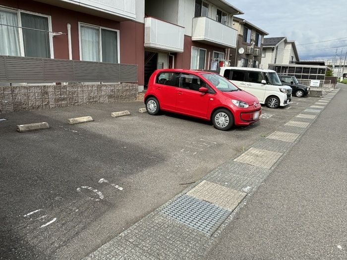 リブェール上野　B棟の駐車場
