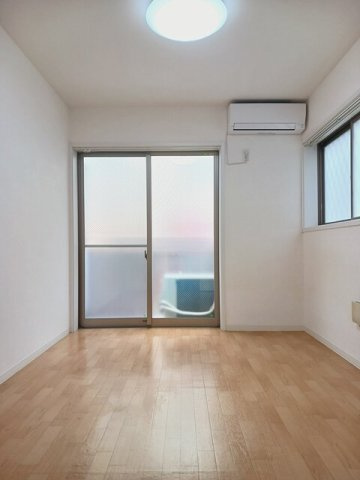 ＡｒｔＢｒｕｔ中落合の内装|明るい室内です