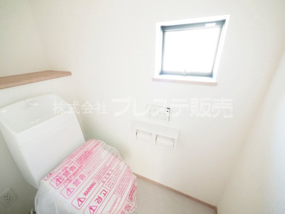 【トイレ】 | 生駒市真弓２丁目の新築一戸建 全２区画 | 現地写真（Ａ号地２階トイレ）温水洗浄便座を標準装備！