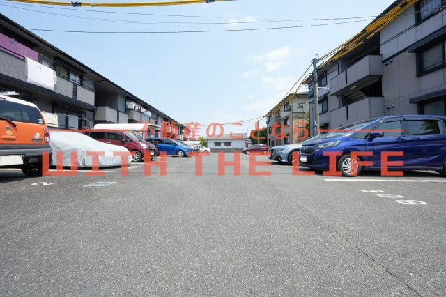 ストークハイム【10,000円キャッシュバック対象物件】の駐車場|車をお持ちの方に嬉しい駐車場付きの物件です