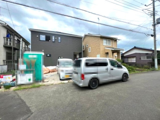 【前面道路含む現地写真】 | つくば市栗原第2　新築戸建て　1号棟 | ゆとりのある前面道路に面した開放感のある住まい。お車の出し入れもしやすく、毎日の暮らしにも嬉しい立地です。