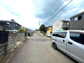 【前面道路含む現地写真】 | つくば市栗原第2　新築戸建て　1号棟 | 道路幅にゆとりがあり、車のすれ違いもしやすい前面道路です。