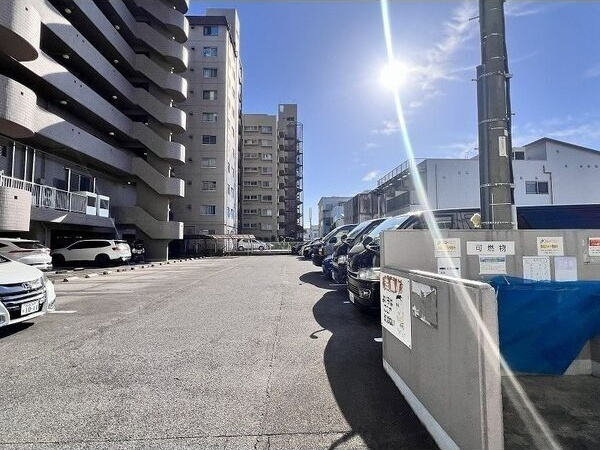 グランデ元塩の駐車場|駐車場に車を止められます