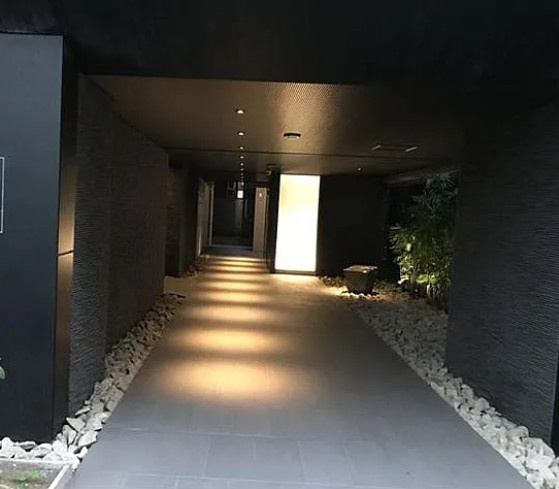 中央区日本橋本町４丁目の賃貸マンションのエントランス