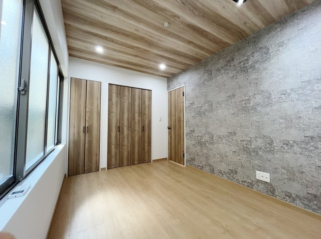 練馬区貫井5丁目の洋室|1階6帖洋室は整形なお部屋なので家具のレイアウトもしやすいです
壁面ワイドな収納が魅力的です
アクセントクロスを施したスタイリッシュな空間です