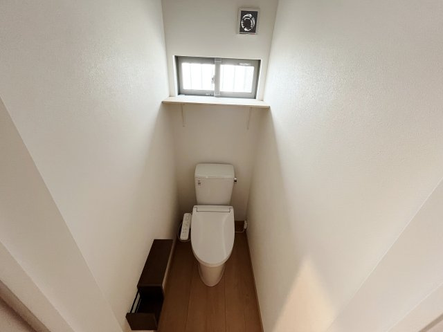 練馬区貫井5丁目のトイレ|トイレも新規交換につき快適です
小窓を設け明るく衛生的なトイレです