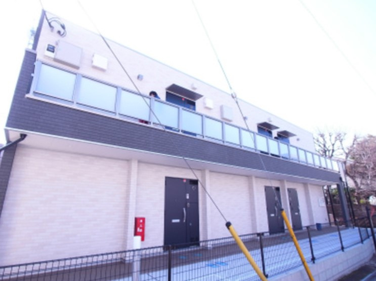 府中市住吉町１丁目のアパートのエントランス