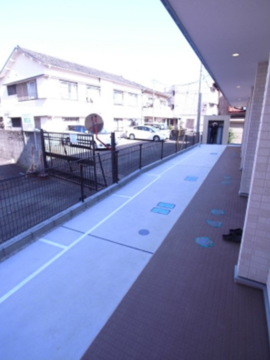 府中市住吉町１丁目のアパートのロビー