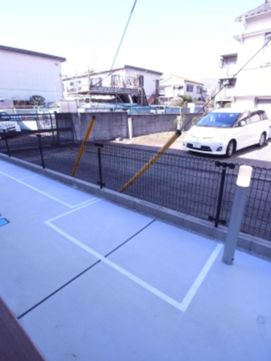 府中市住吉町１丁目のアパートの駐車場