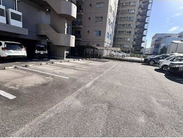 グランデ元塩の駐車場