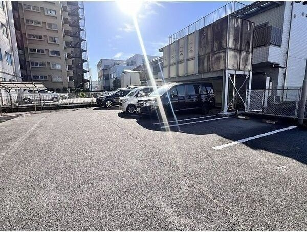 グランデ元塩の駐車場
