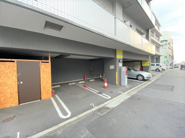 ARVADA B.L.D.の駐車場