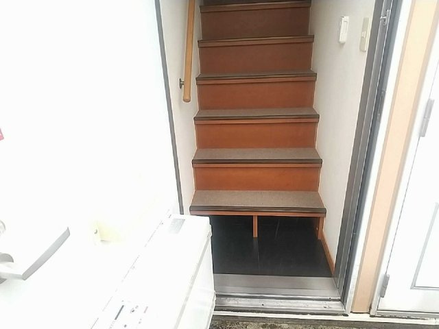 レオパレスサンジの玄関