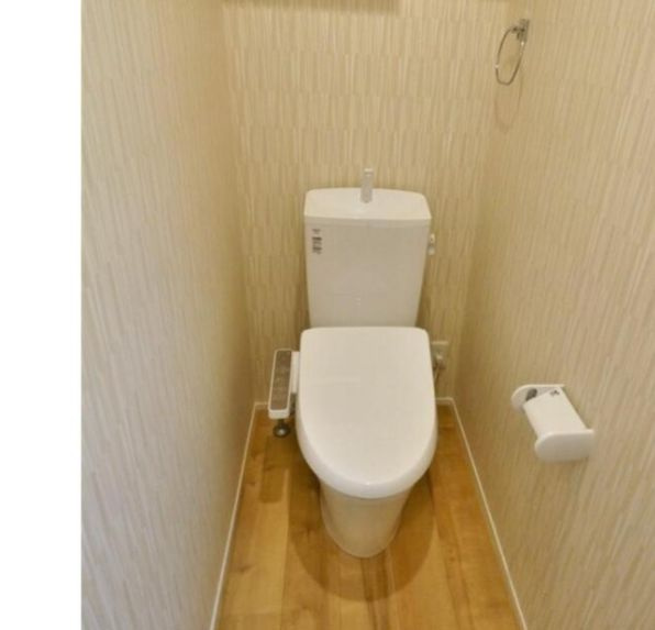 豊島区高田1丁目戸建のトイレ|ゆったりとした空間のトイレです