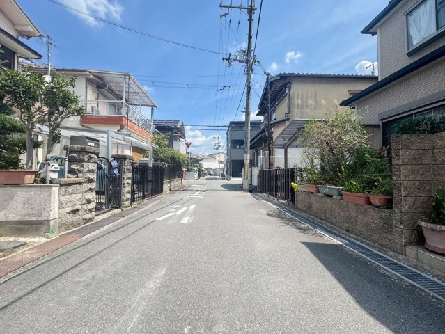 クレイドルガーデン新在家1丁目新築一戸建て│3LDK＋並列駐車2台可の前面道路含む現地写真|南側前面道路幅員　4.8ｍ