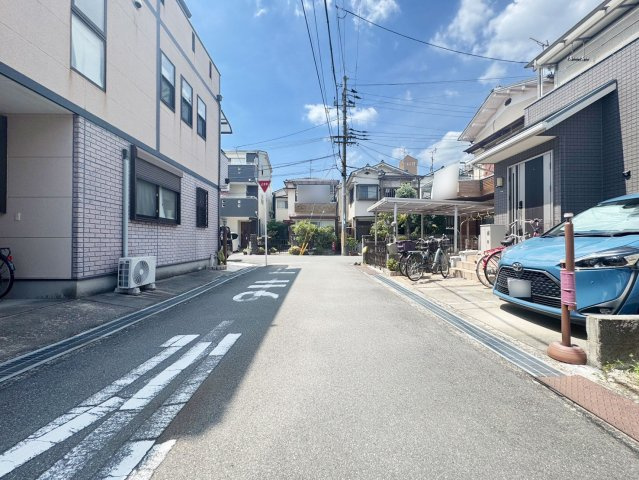 クレイドルガーデン新在家1丁目新築一戸建て│3LDK＋並列駐車2台可の前面道路含む現地写真|南側前面道路幅員　4.8ｍ