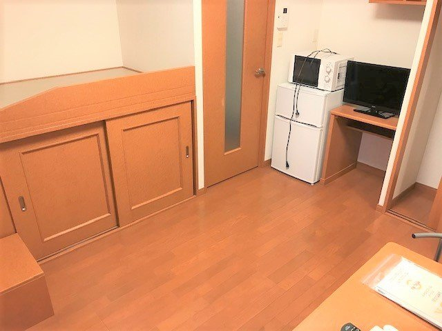 レオパレスカンパーニュの居間・リビング|1階フローリング2階じゅうたん