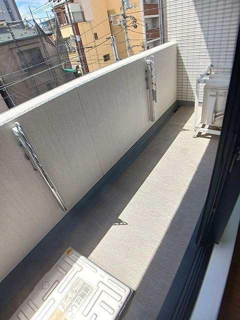アン　ハヤシ　インクのバルコニー