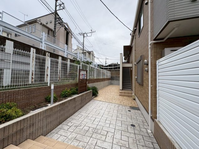 川崎市麻生区高石２丁目のアパートの庭