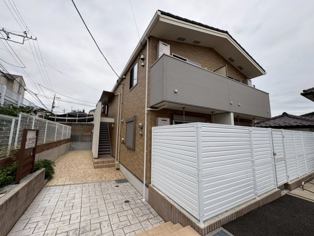 川崎市麻生区高石２丁目のアパートの庭