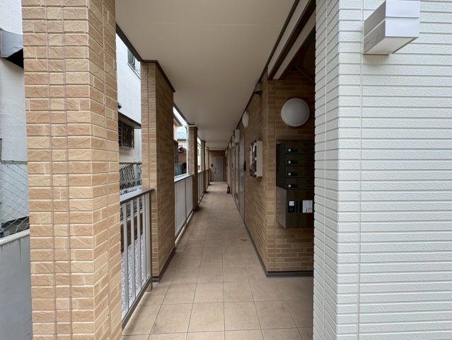 川崎市麻生区高石２丁目のアパートのロビー