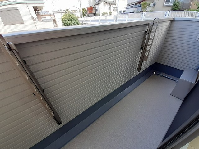 川崎市麻生区高石２丁目のアパートのバルコニー