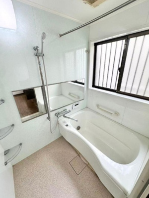 【浴室】 | 東灘区深江南町２丁目　中古戸建 | 光が差し込む明るいバスルーム。換気ができ、カビ対策にもなりますね