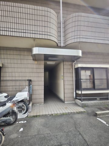 山本マンションのエントランス