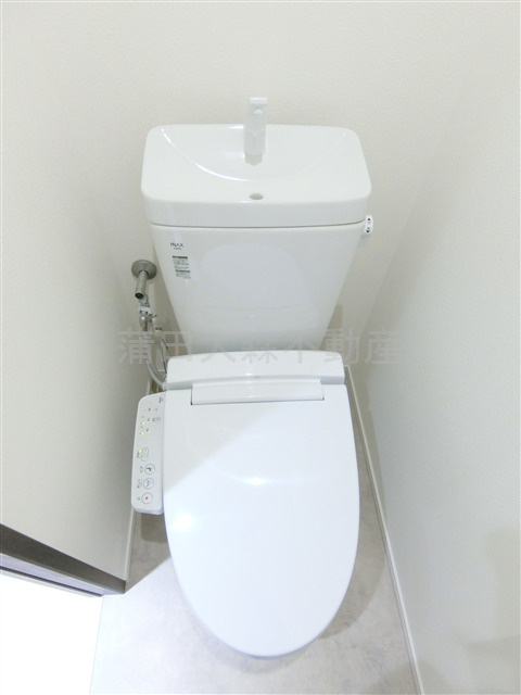 プラティーク下丸子のトイレ|吊戸棚収納と温水洗浄便座付きのトイレ　