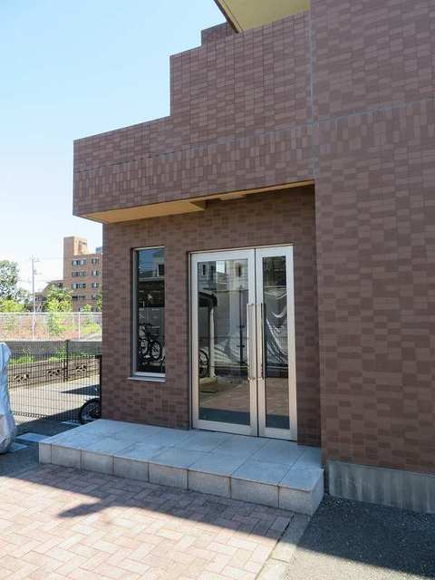 多摩市関戸５丁目の賃貸マンションのエントランス