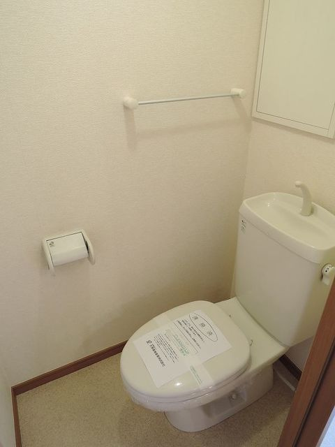 多摩市関戸５丁目の賃貸マンションのトイレ