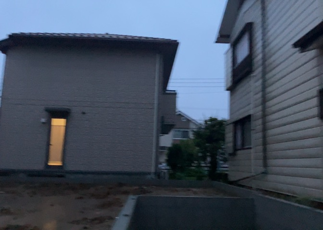 【バルコニー】 | バルコニーは、室外の専用スペースのうち、「屋根がなく開放された空間」であるものを指します。ベランダより広いタイプのものが多く、日当たりもよいため家庭菜園などを楽しみたい人にとって適した環境となります。