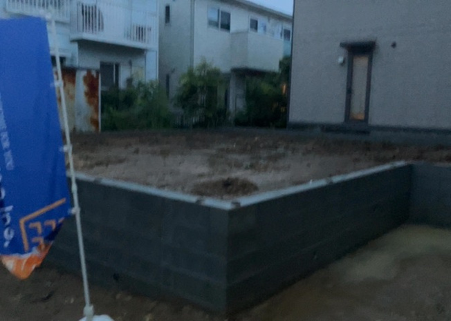 【外観】 | 現地に行くなら、物件の周囲の地形がどうなっているかを見ることも大切です。周辺より低くなっている土地では、大雨などで水が集まりやすいため、地盤が弱くなっているということも考えられるため、注意が必要です。