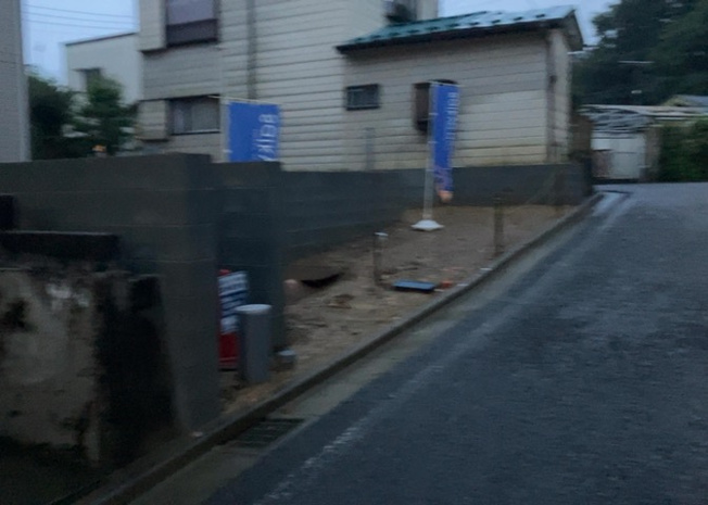 【前面道路含む現地写真】 | 道幅が広い場所は日当たりや風通が良好です。幅が広いのですれ違いも可能ですし大きな車でも駐車可能！一方で、大型車が通ることも多くなるため交通量の増加により騒音に繋がります。また土地の値段が高くなります。