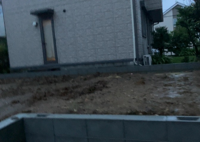 【庭】 | 庭のある家に住むことのメリットとして、子どもたちの遊び場を確保できること、ガーデニングや家庭菜園を楽しめること、明るさを確保できることがあります。また、配置を工夫することでプライバシーが確保できます。