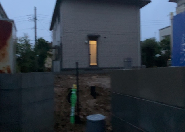 【玄関】 | 玄関ポーチにおいて最も重視すべきと言っても良いのが広さです。適切な広さの玄関ポーチでないと外見的なバランスは崩れてしまいますし、何より使いにくくなってしまいますので、現地で実際に下見をしてみましょう！