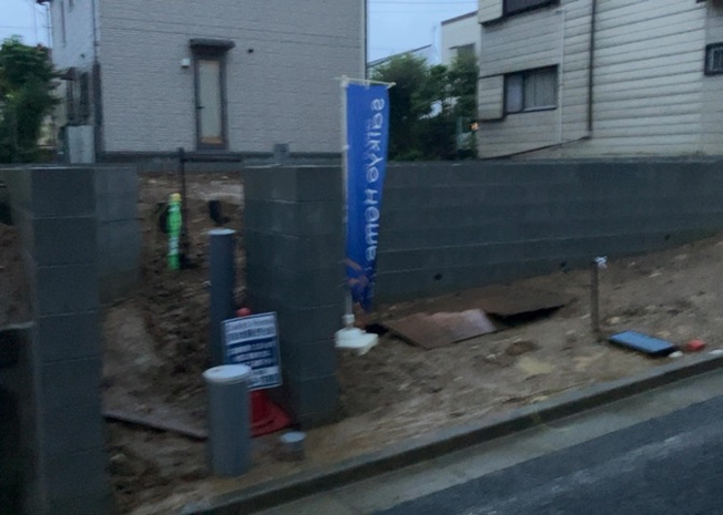【前面道路含む現地写真】 | 住宅用の土地では前面道路に2m以上接していなければならないと法律で定められています。しかし、お持ちの車のサイズやライフスタイルなどにより、2mでは利便が悪い場合もございますので、事前に確認しましょう。