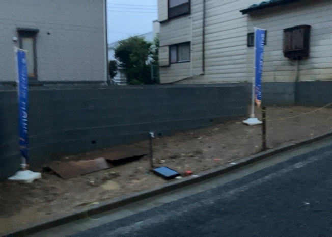 【前面道路含む現地写真】 | お持ちの車種によっては前面道路が広い方が便利でしょう。しかし、前面道路が広ければその分交通量が多くなるため、騒音などが気になる場合があります。実際に現地を見学し、周辺交通量や騒音などを確認しましょう！