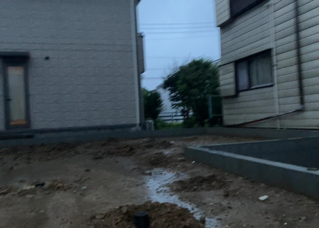 【庭】 | 庭があることでガーデニングや家庭菜園はもちろん、こどもの遊び場やペットを放して遊ぶことができます。また、家の周囲に余裕があるということです。隣地との間があれば、十分な日当たりと、風通しが確保できます。