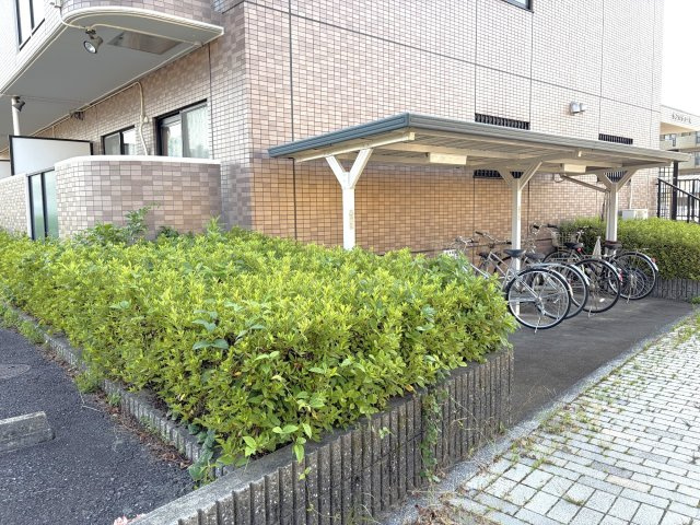 サンパティーKの駐輪場