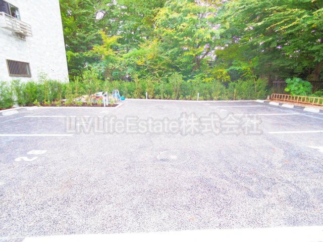 小平市たかの台のアパートの駐車場