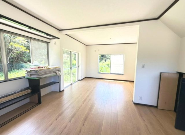 長生郡一宮町一宮　中古戸建の居間・リビング|内外装リフォーム済み令和8年8月 敷地約78坪 駐車スペース4台分あり サーフスポット車約3分