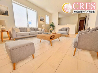 【居間・リビング】 | ☆☆新築分譲　郷ケ丘２丁目第10H　長期優良住宅　全３棟－①！！モデルハウスご案内いたします♪　 | LDK16.5～19.0帖！！
※実際に現地に家具はおかれておりません。また価格に家具は含まれておりません。(作成CG)